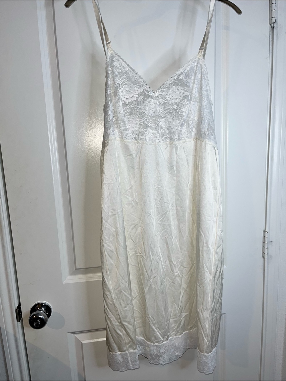 Lorraine Sensual Vintage PeekaBoo Cased Lace Nylon Curvy Full Slip 42 Nightgown